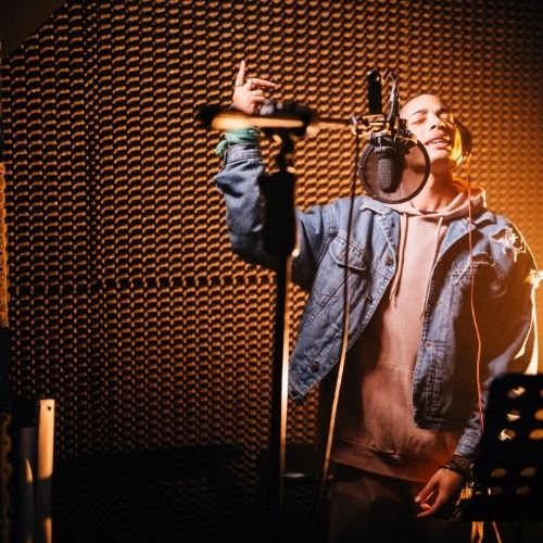 Cantante grabando voz en un estudio profesional en Guadalajara