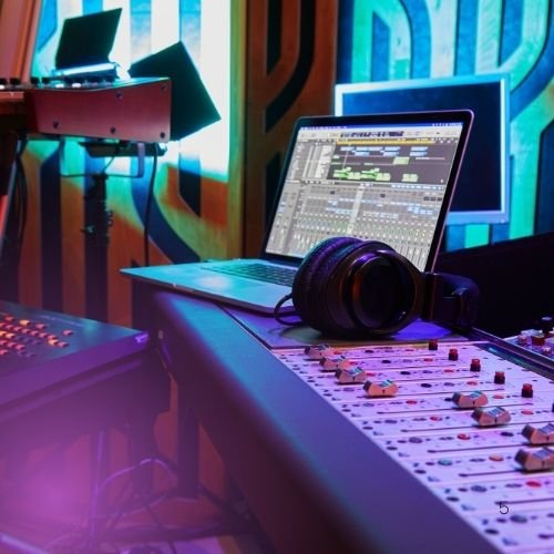 Ingeniero de sonido masterizando un tema en un estudio de grabación