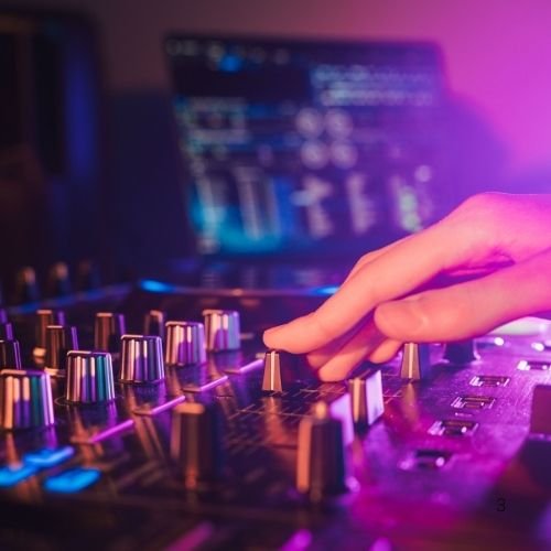 Ingeniero de sonido mezclando un tema en un estudio profesional